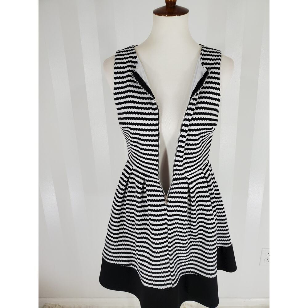 MIDNIGHT DOLL Women's Black & White Striped Fit & Flare Sleeveless Dress Sz 9 - Picture 7 of 9